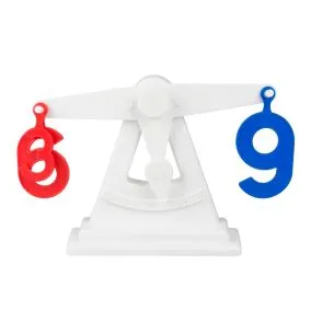 BRINQUEDO NÃMEROS NA BALANÃA