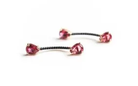 BRINCO DOURADO COM PEDRA VERMELHA 