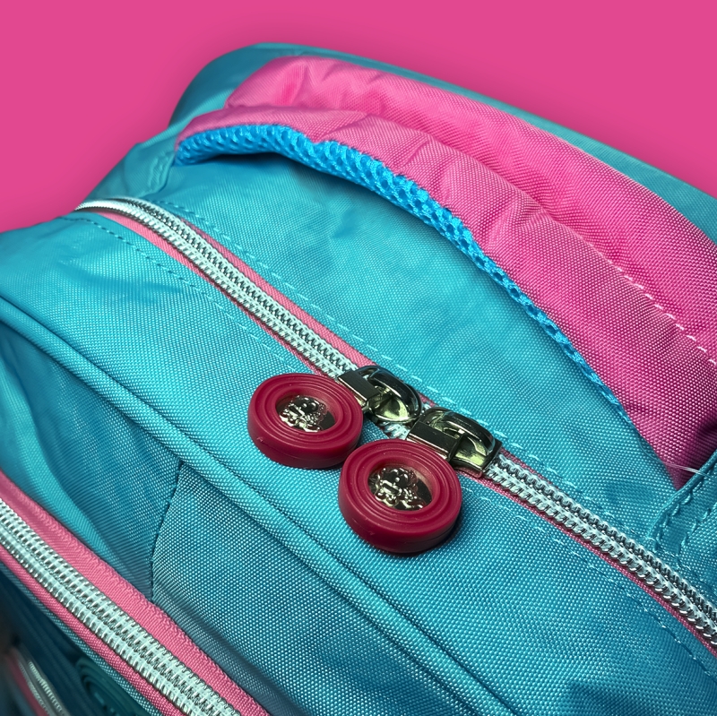 MOCHILA KIKA COM CHAVEIRO POMPOM