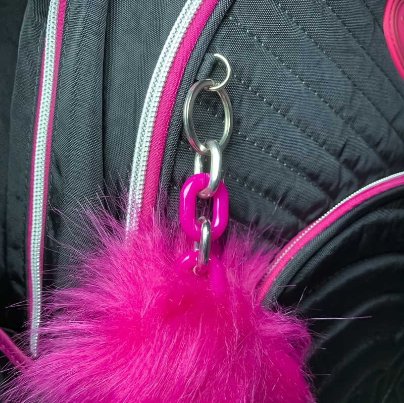 MOCHILA KIKA COM CHAVEIRO POMPOM