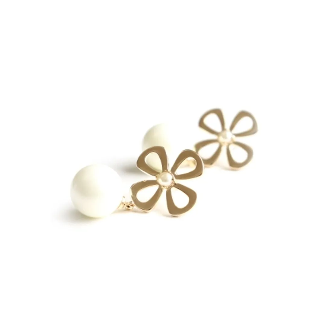 BRINCO DE FLOR DOURADA COM PÉROLAS 