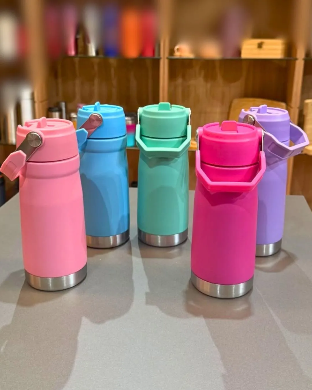 GARRAFA ISOTÉRMICA COM ALÇA 550ML